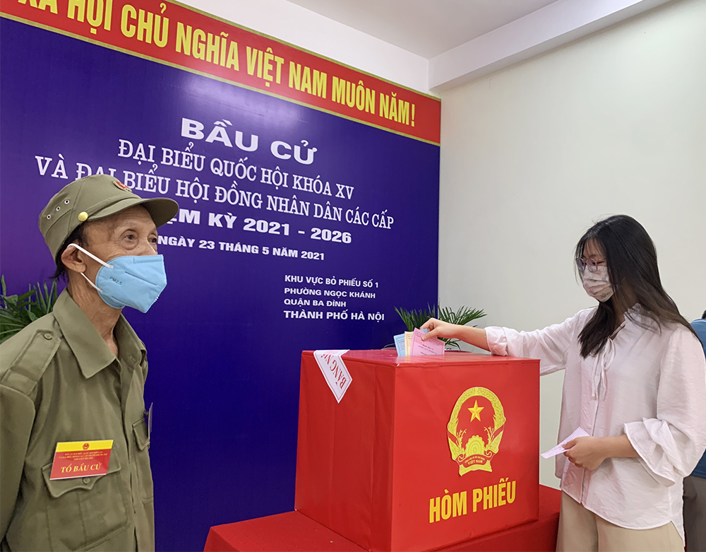 Hà Nội Cử tri nghiêm túc thực hiện biện pháp phòng chống dịch khi đi bỏ phiếu