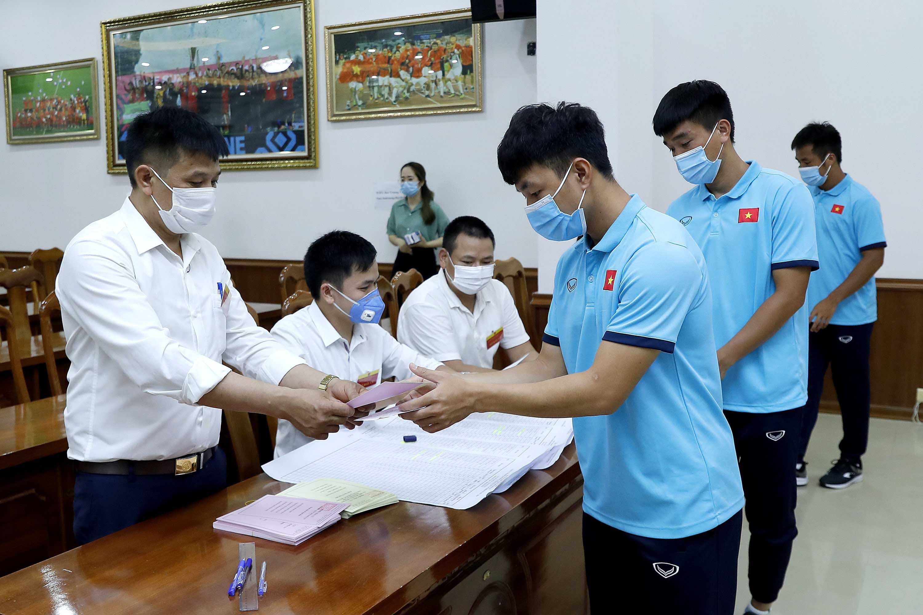 Các thành viên ĐT Việt Nam và ĐT U22 Việt Nam bỏ phiếu bầu cử