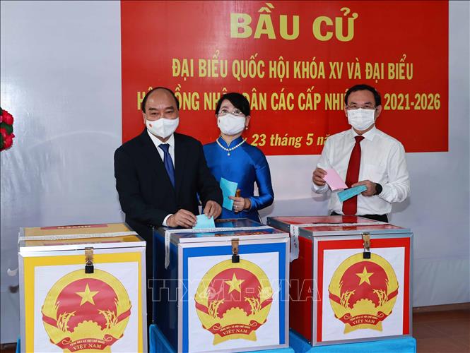 Chủ tịch nước Nguyễn Xuân Phúc bỏ phiếu bầu cử tại TP Hồ Chí Minh