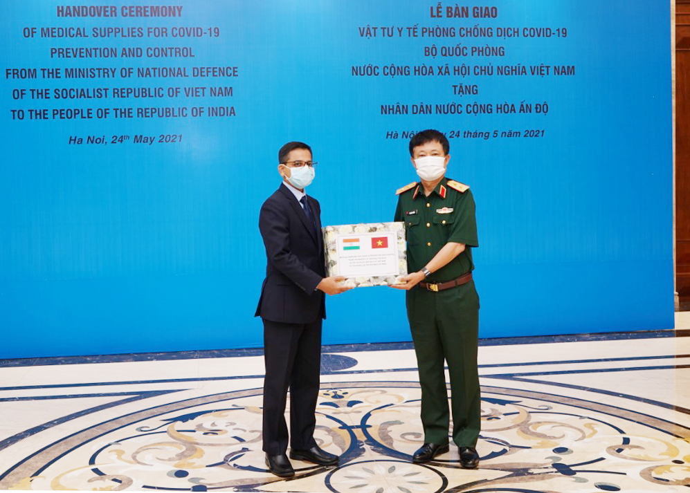 Trao trang thiết bị y tế phòng chống dịch COVID-19 tặng nhân dân Ấn Độ