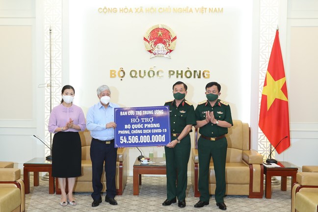 Trao 54,5 tỷ đồng hỗ trợ Bộ Quốc phòng chống dịch COVID-19