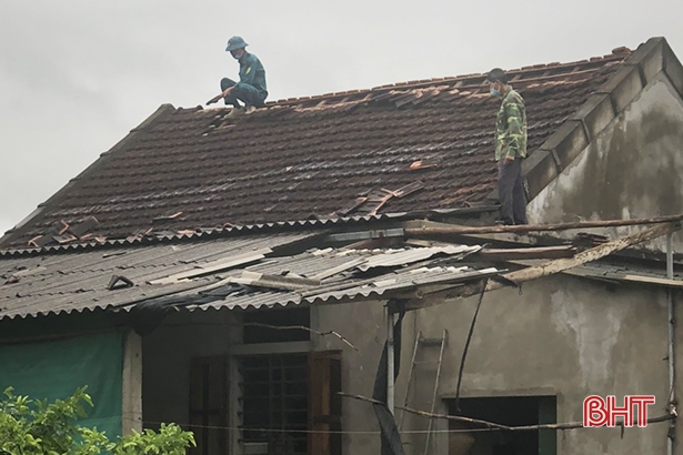 Mưa kèm dông, lốc làm nhiều ngôi nhà bị tốc mái