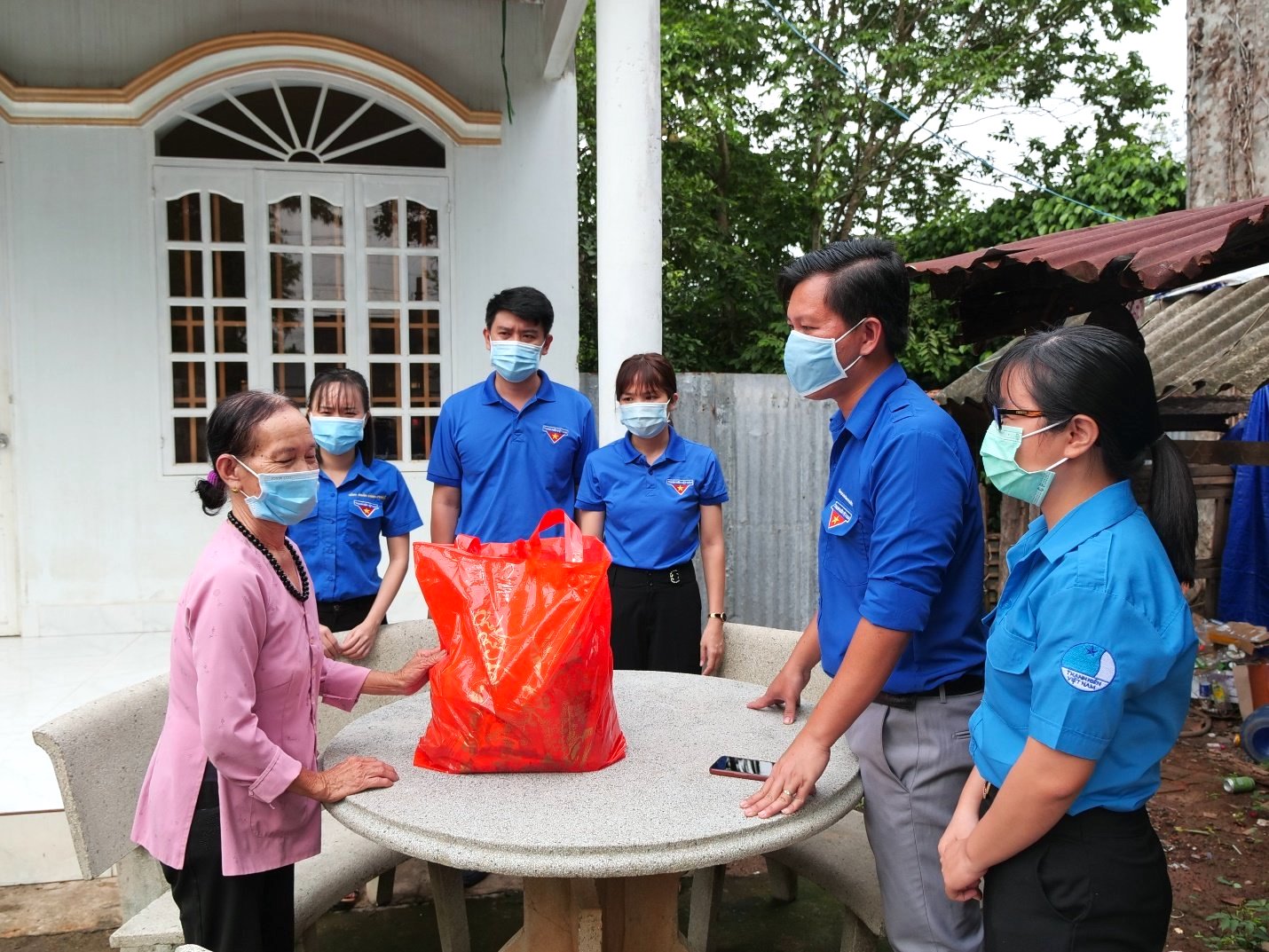 Thanh niên Bình Phước hỗ trợ Phật tử có hoàn cảnh khó khăn