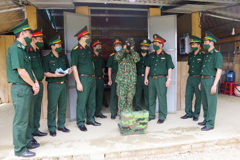 Tổng cục Kỹ thuật kiểm tra các tổ chốt phòng, chống dịch và đồn Biên phòng Thông Thụ