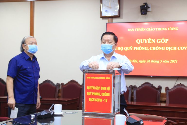 Ban Tuyên giáo Trung ương quyên góp ủng hộ Quỹ phòng chống dịch Covid-19