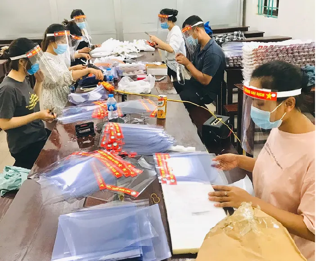 Tuổi trẻ Bắc Ninh làm 3 500 tấm chắn giọt bắn tặng lực lượng tuyến đầu chống dịch