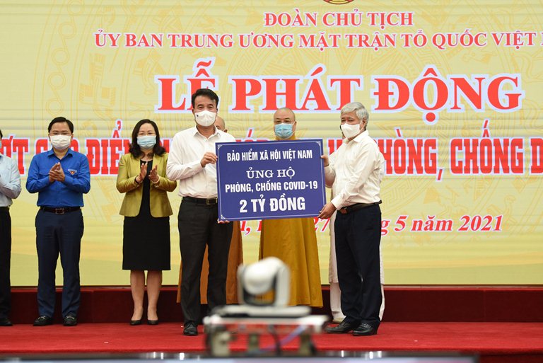 BHXH Việt Nam trao 2 tỷ đồng ủng hộ phòng, chống dịch COVID-19