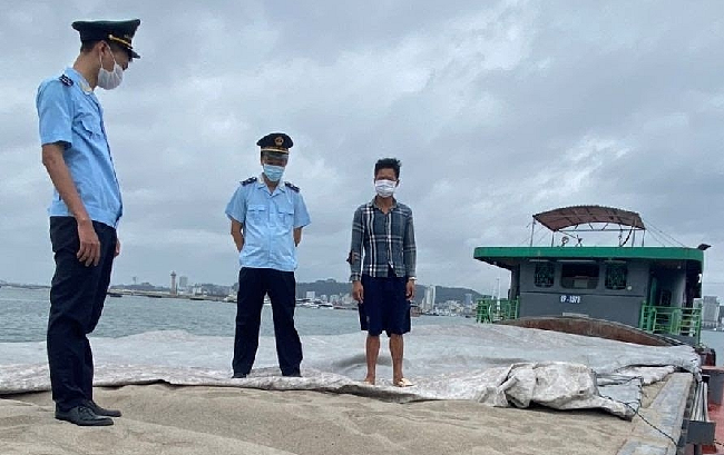 Quảng Ninh Tàu vận chuyển cát xây dựng không giấy tờ bị phạt 70 triệu đồng