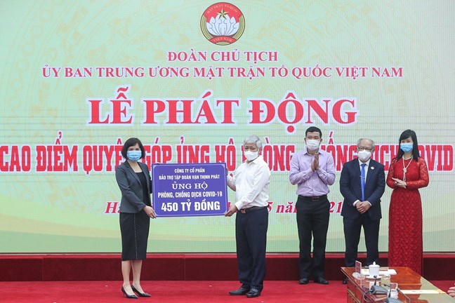 Chung tay ủng hộ quyết tâm đẩy lùi dịch COVID-19