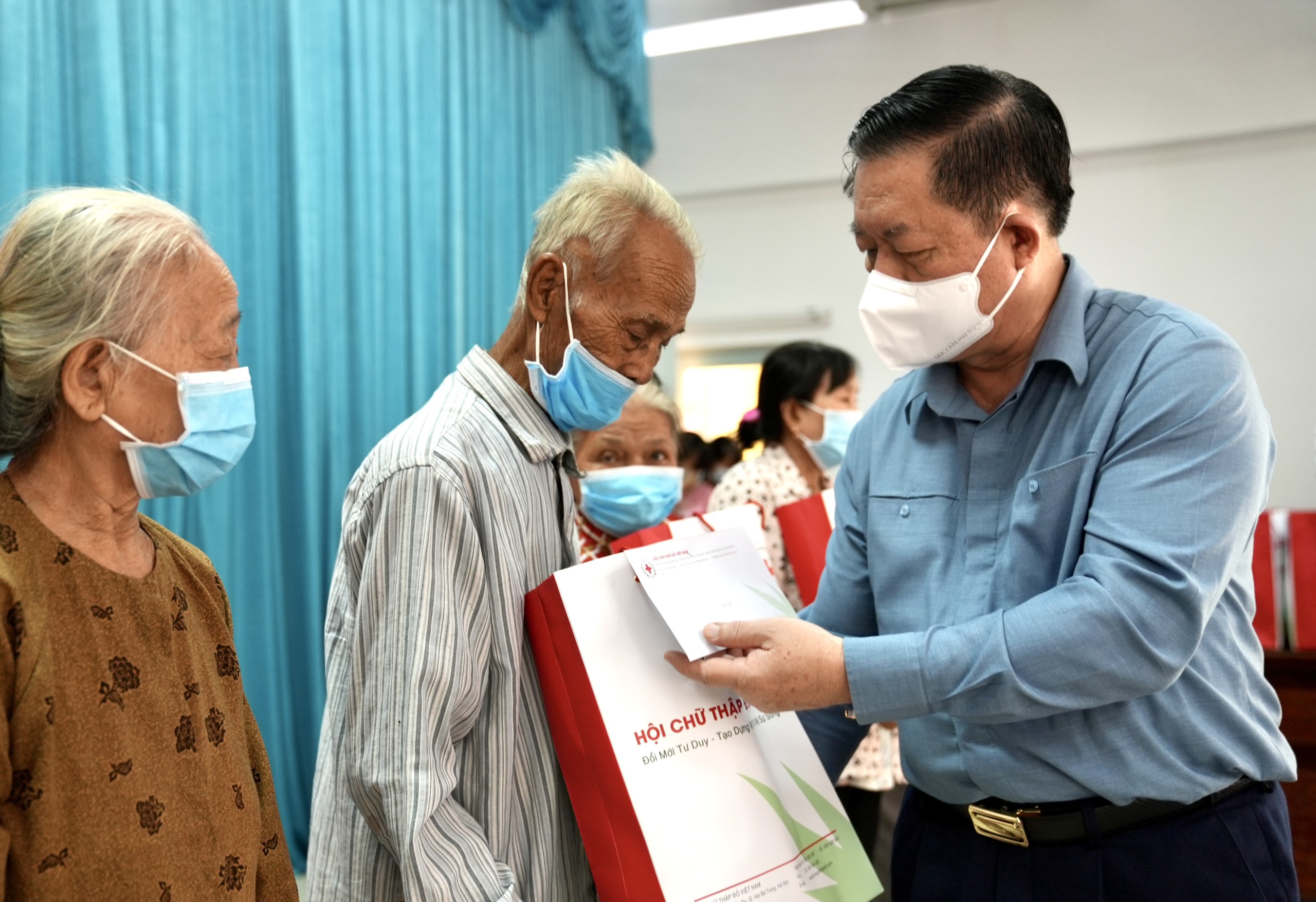 Đồng chí Nguyễn Trọng Nghĩa trao quà cho các gia đình có hoàn cảnh khó khăn