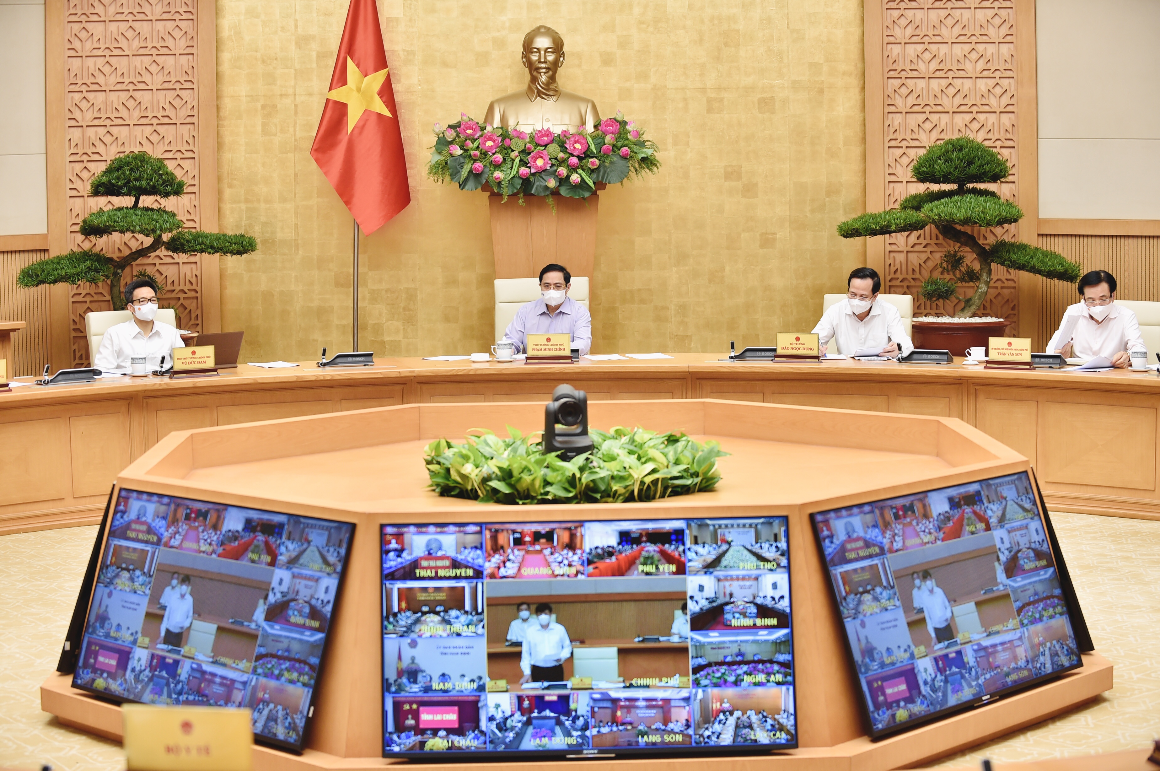 Kiềm chế, đẩy lùi, tiến tới dập tắt dịch COVID-19