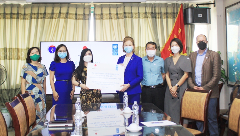 UNDP cung cấp hơn 1 500 bộ sinh phẩm xét nghiệm RT PCR cho Việt Nam