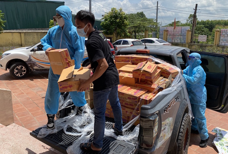 Những chuyến xe tình nguyện tới vùng tâm dịch
