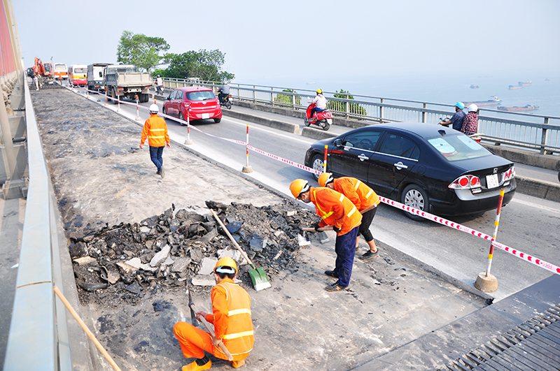 Phân luồng giao thông phục vụ sửa chữa khẩn cấp cầu Chằm Mè, Bài Văn