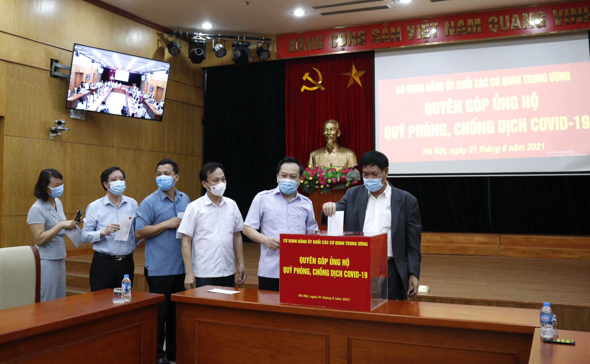 Đảng ủy Khối các cơ quan Trung ương ủng hộ Quỹ phòng chống dịch COVID-19