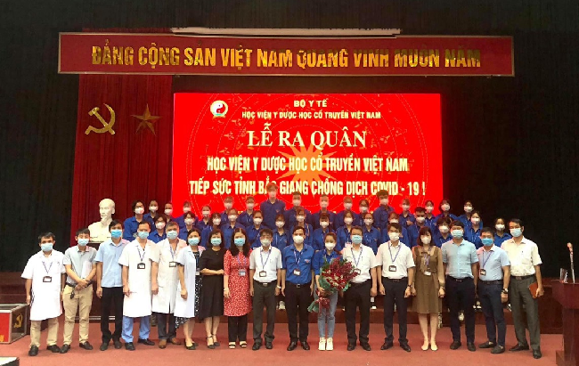 Sinh viên Học viện Y Dược học cổ truyền Việt Nam lên đường chi viện tỉnh Bắc Giang