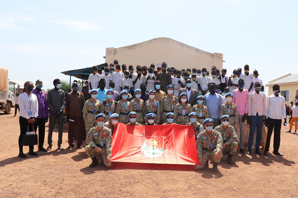 Các y bác sỹ Việt Nam tại Nam Sudan trao quà cho học sinh nhân ngày 1 6