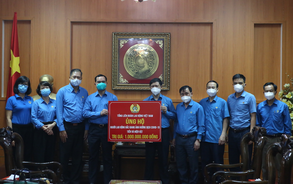 Tổng LĐLĐ Việt Nam trao 3,4 tỷ hỗ trợ Bắc Ninh và Bắc Giang phòng chống dịch