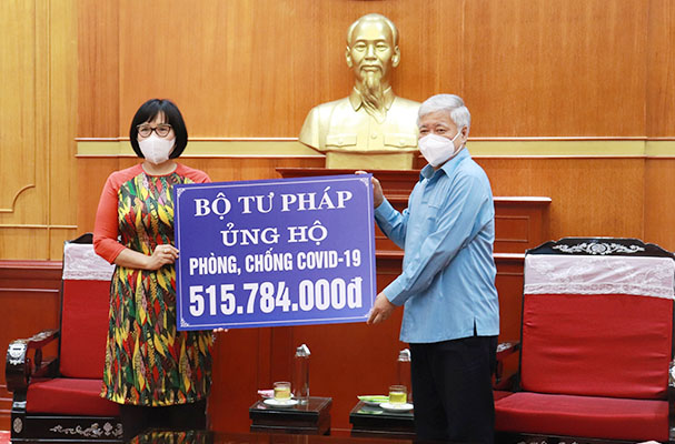 Bộ Tư pháp trao hơn 500 triệu đồng ủng hộ công tác phòng, chống dịch