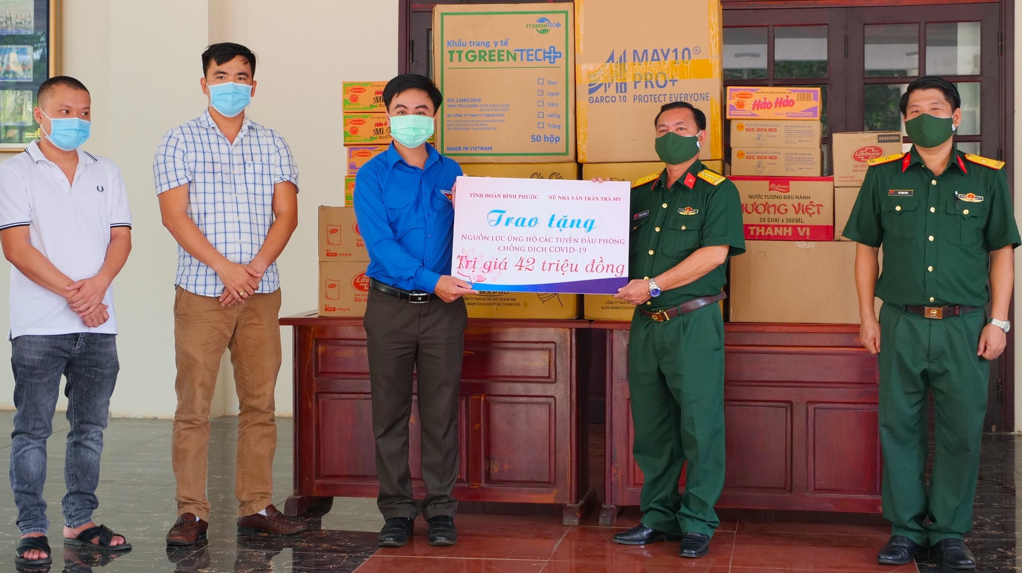 Bình Phước Tặng vật tư y tế cho LLVT tham gia phòng, chống COVID-19