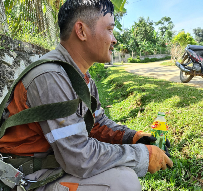 Hình ảnh thợ điện miền Bắc nhiệt huyết làm việc dưới nắng nóng như chảo lửa