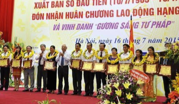 Tôn vinh “Gương sáng pháp luật”