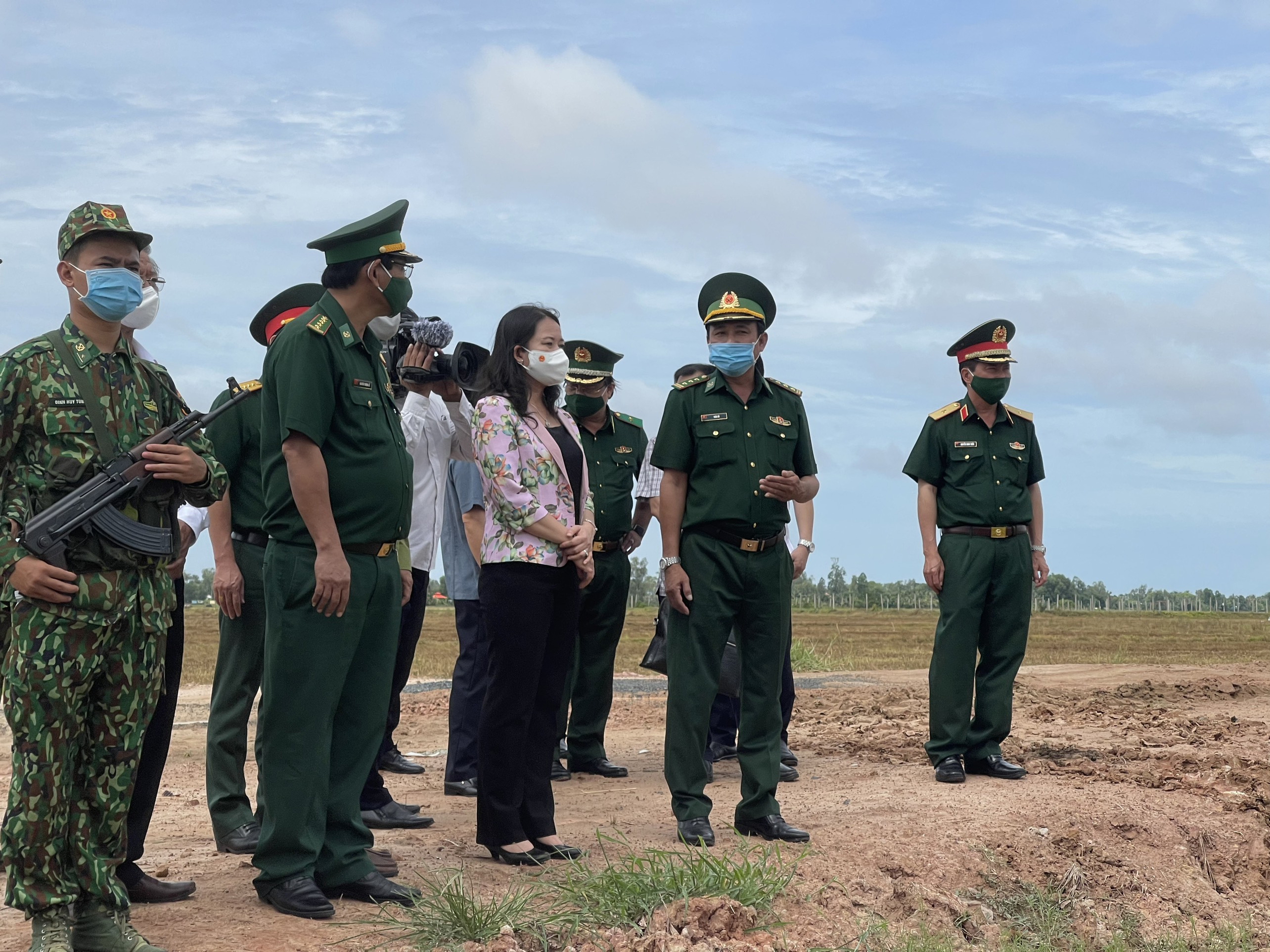 Phó Chủ tịch nước thăm, kiểm tra lực lượng thực hiện nhiệm vụ bảo vệ biên giới An Giang