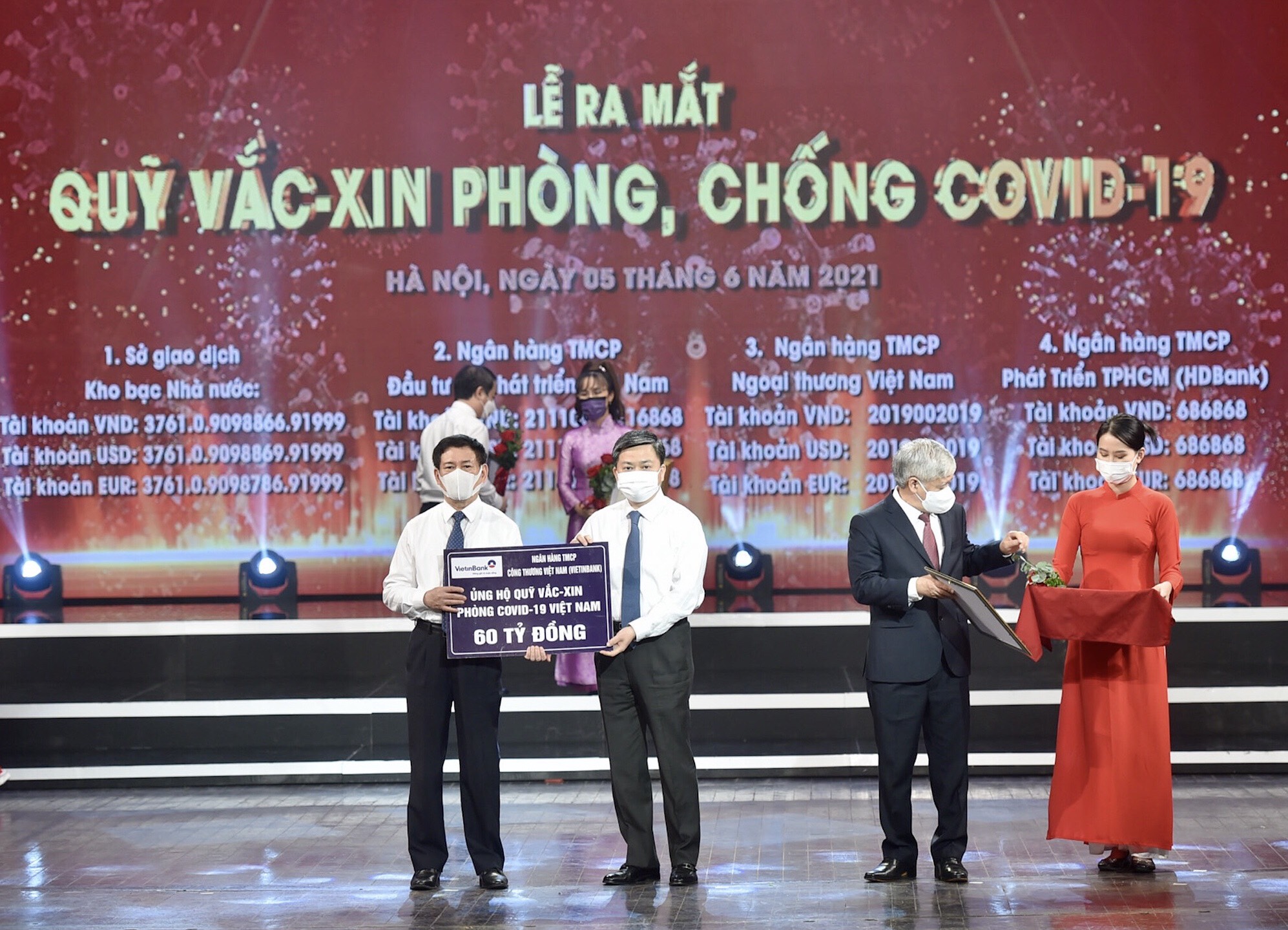 VietinBank ủng hộ 60 tỷ đồng vào Quỹ vắc-xin phòng, chống COVID-19