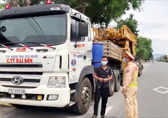 Liên tiếp phát hiện nhiều trường hợp kinh doanh vận tải sai quy định