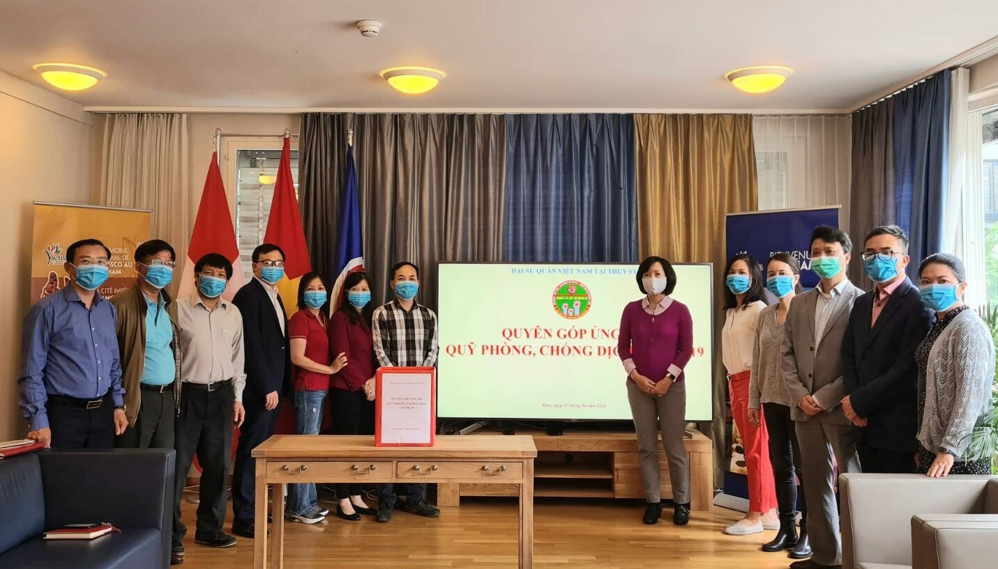 Đại sứ quán Việt Nam tại Thụy Sỹ quyên góp ủng hộ Quỹ phòng, chống dịch