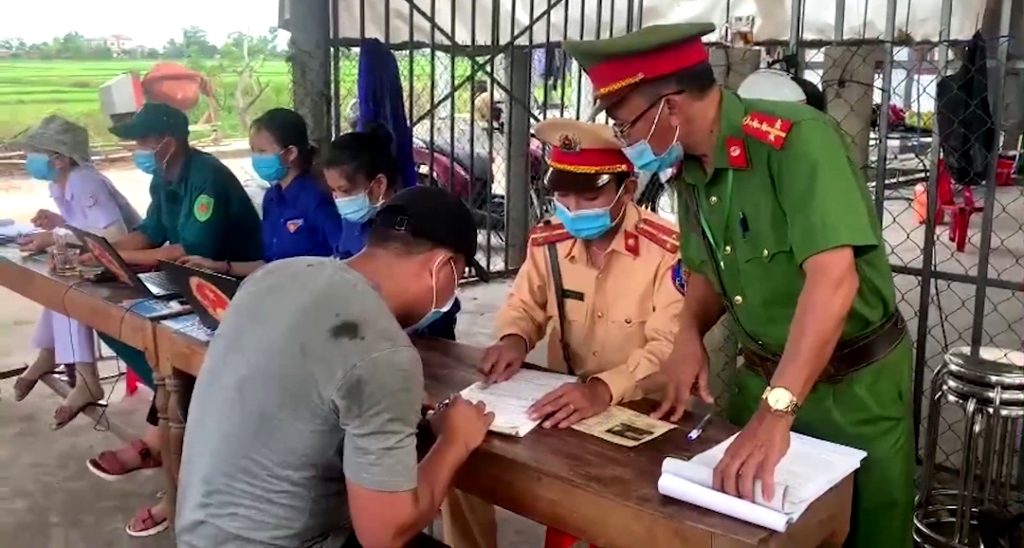 Thừa Thiên Huế 8 người trốn trong xe tải nhằm “né chốt” kiểm dịch