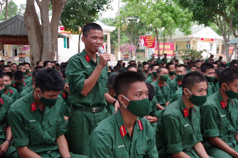 Đối thoại để hiểu thêm nguyện vọng của cán bộ, chiến sĩ