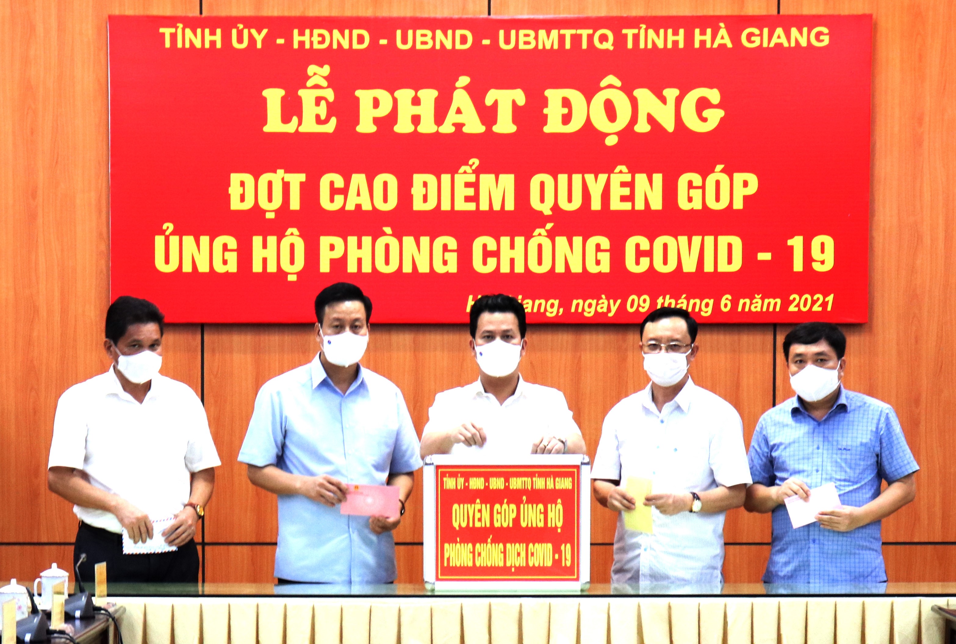 Hà Giang Hơn 8 tỷ đồng trong ngày đầu tiên phát động ủng hộ phòng, chống COVID-19