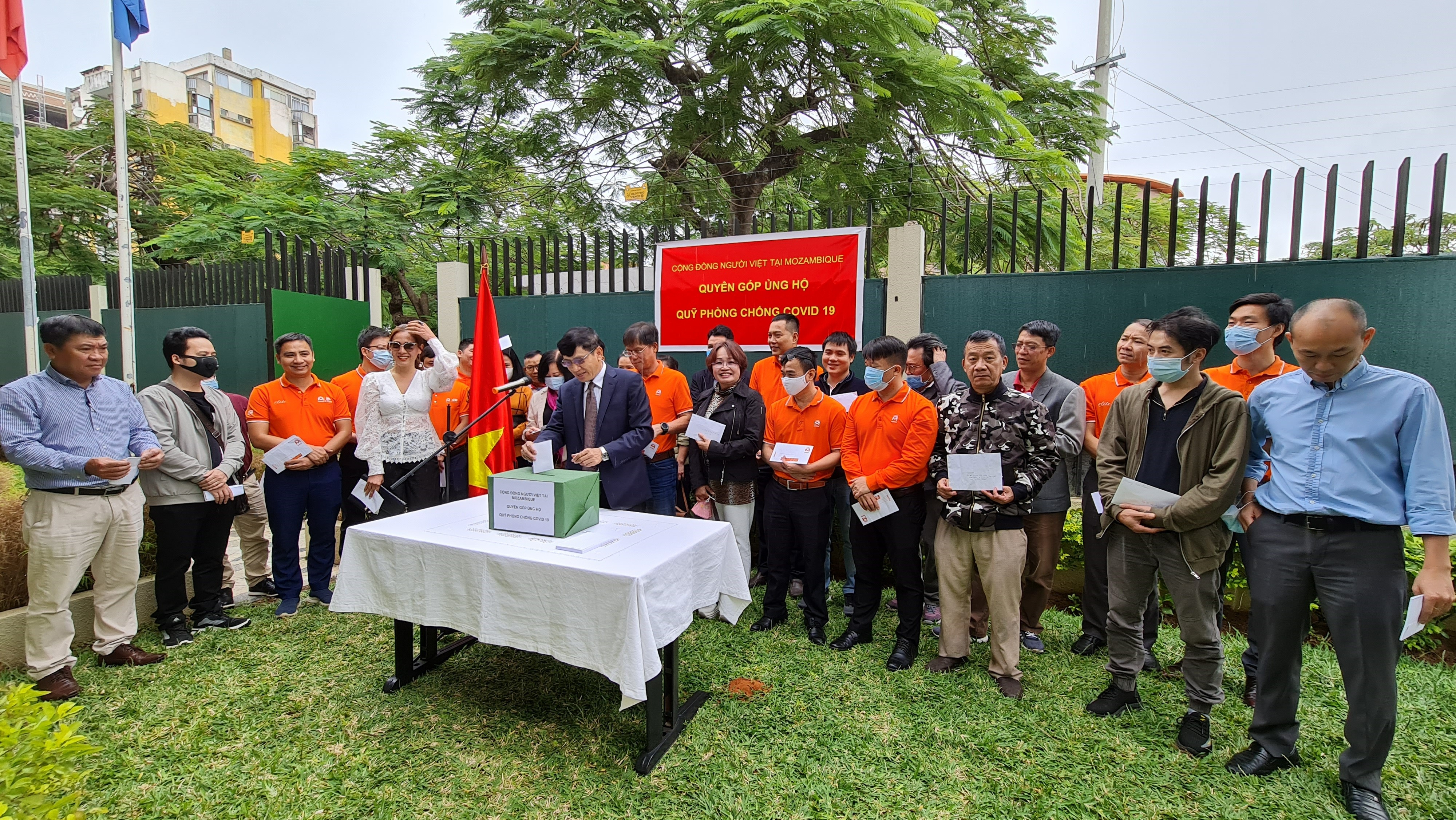 Cộng đồng người Việt Nam tại Mozmabique quyên góp ủng hộ Quỹ phòng, chống COVID-19