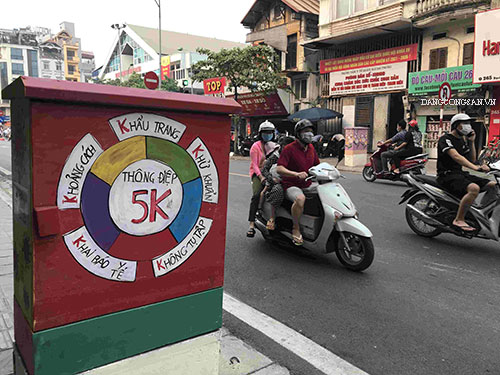 Bốt điện “khoác áo” tranh cổ động chống dịch