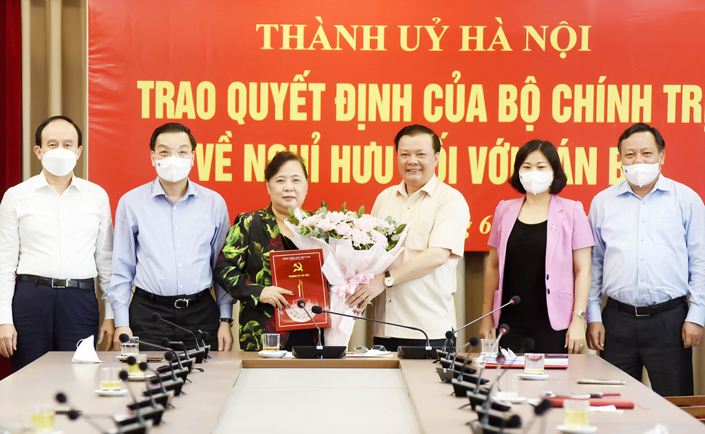 Trao quyết định nghỉ hưu cho đồng chí Nguyễn Thị Bích Ngọc