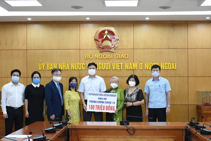 Kiều bào hướng về quê hương, chung tay đẩy lùi dịch COVID-19