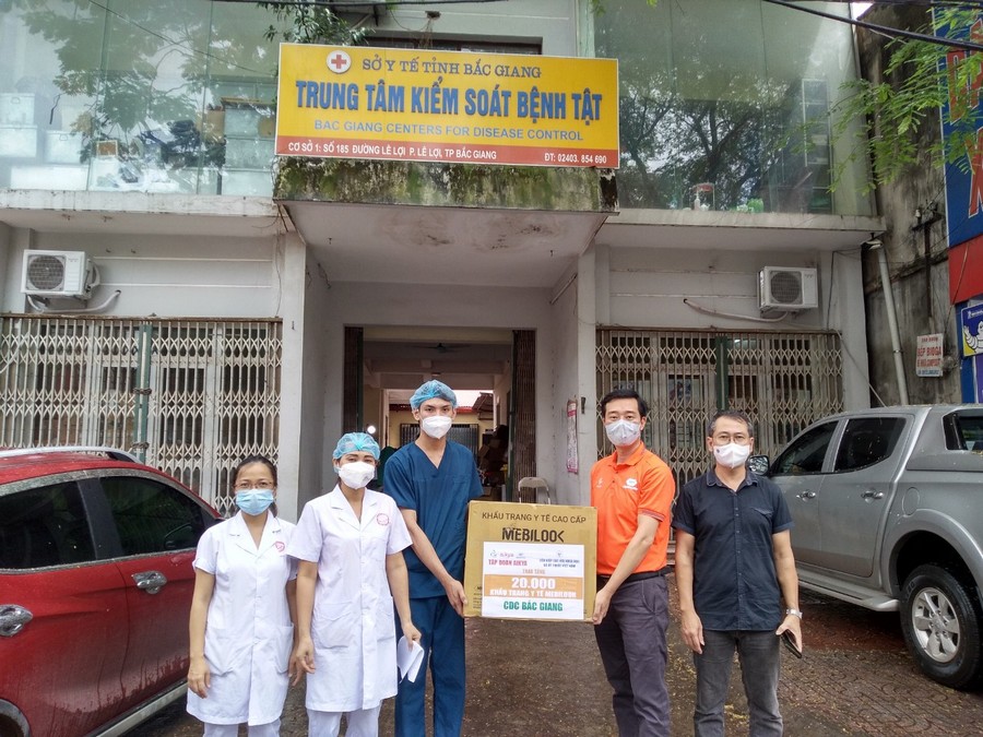 Trao tặng 20 000 khẩu trang y tế cao cấp Mebilook cho CDC Bắc Giang