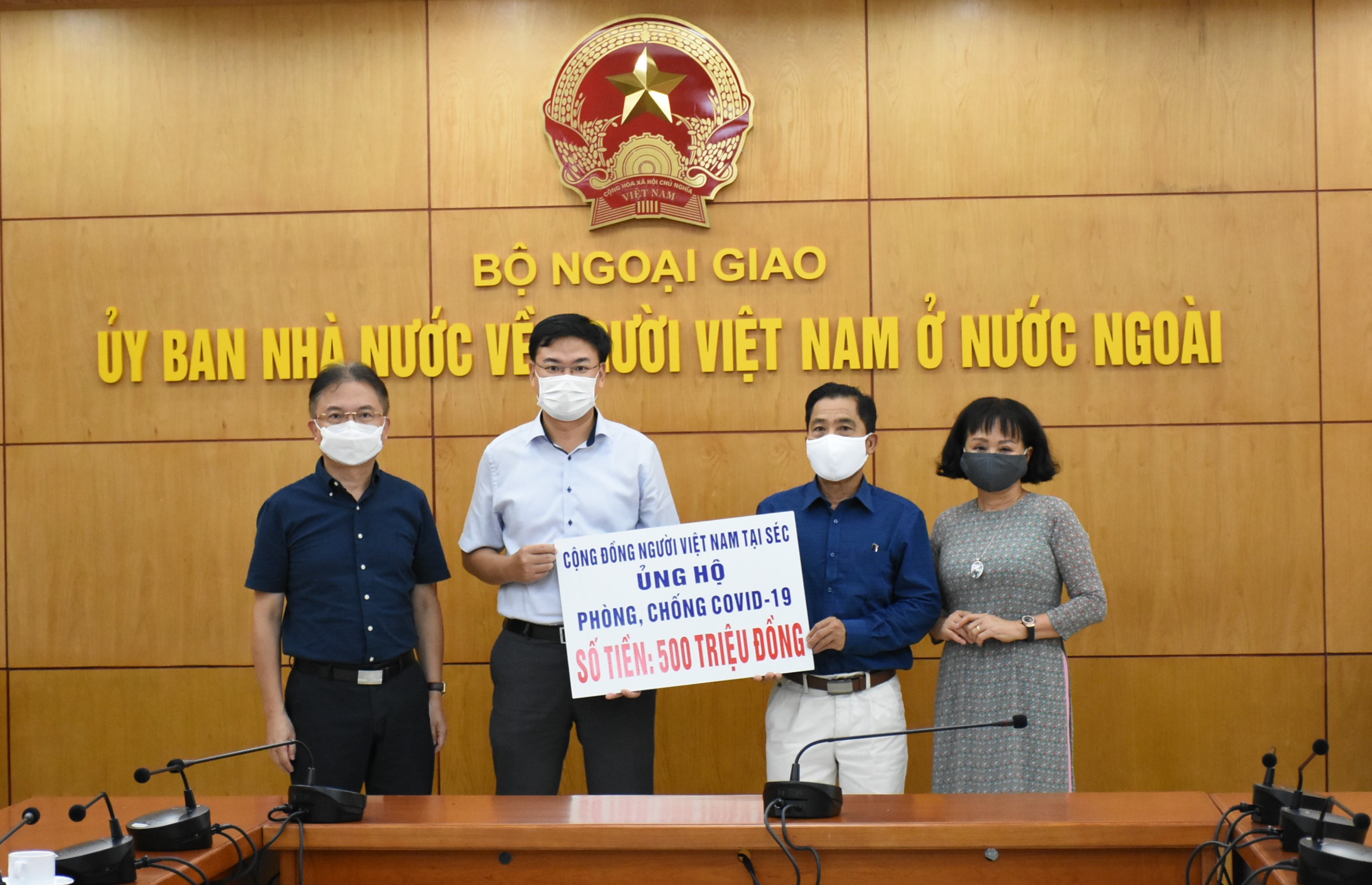 Người Việt tại CH Séc ủng hộ Quỹ Vaccine phòng, chống COVID-19