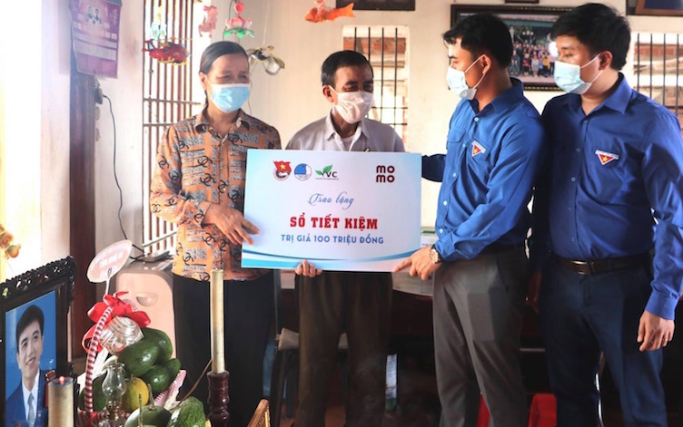 Trao sổ tiết kiệm 200 triệu đồng cho gia đình 02 thanh niên dũng cảm