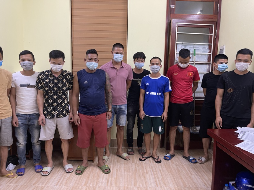 Bị phạt 150 triệu đồng vì tụ tập đánh bài trong khu giãn cách
