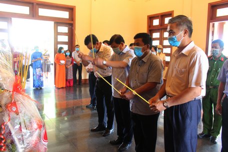 Lãnh đạo tỉnh Vĩnh Long dâng hương tưởng nhớ cố Thủ tướng Võ Văn Kiệt
