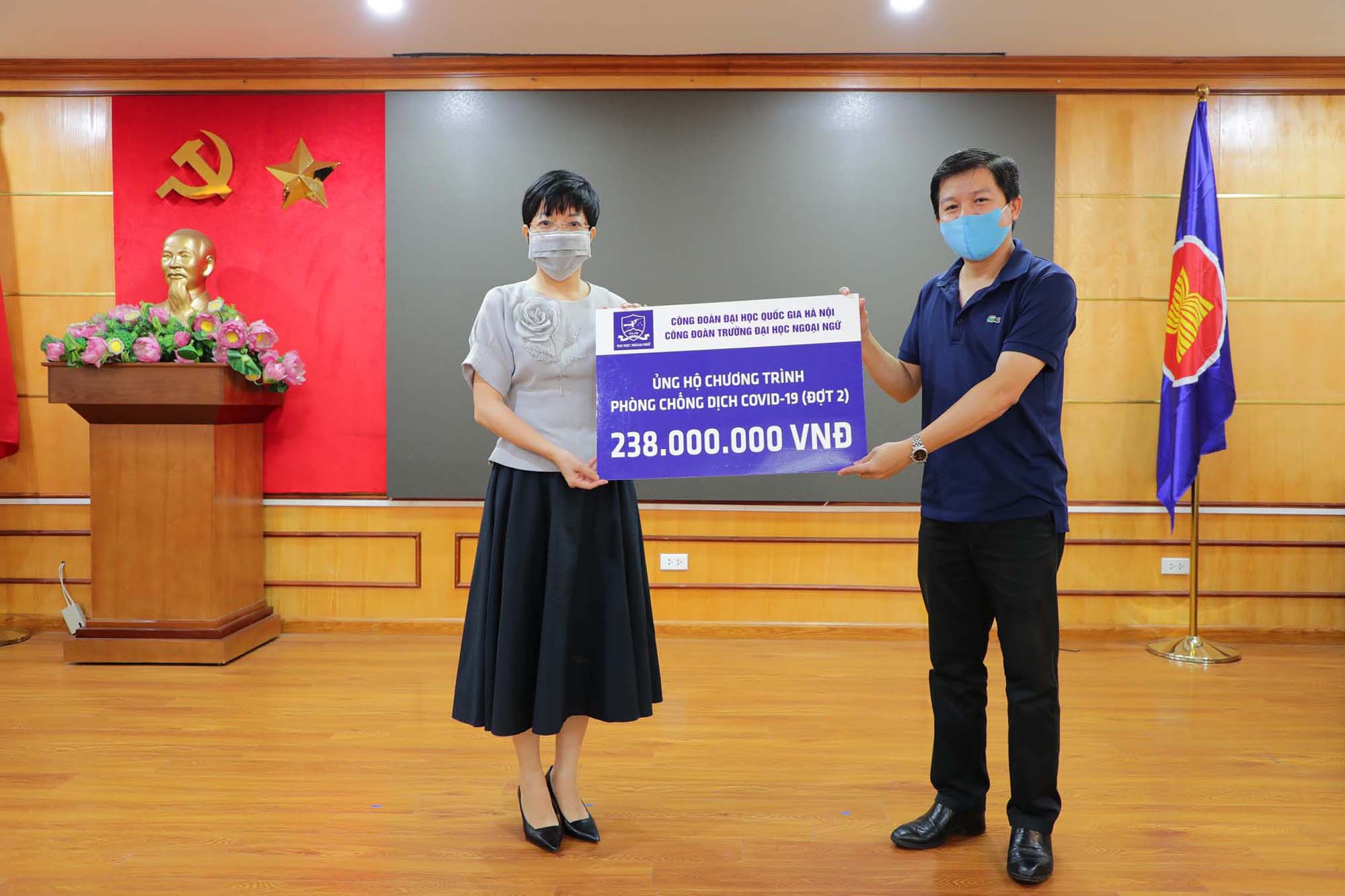 ĐHQGHN quyên góp gần 730 triệu đồng để chung tay đẩy lùi dịch bệnh COVID-19