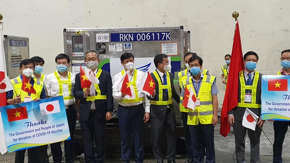 Gần 1 triệu liều vắc xin phòng COVID-19 của Chính phủ Nhật Bản tặng về đến Sân bay Quốc tế Nội Bài