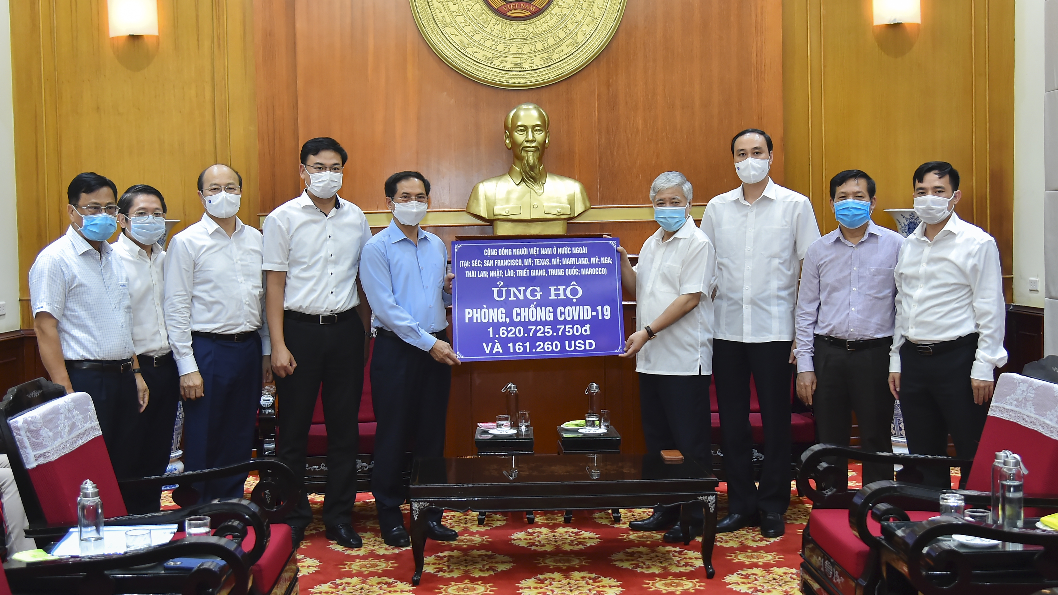 Kiều bào đồng hành, chia sẻ với đồng bào trong nước phòng chống COVID-19