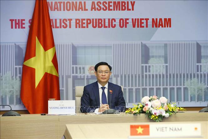 Chủ tịch Quốc hội Vương Đình Huệ hội đàm trực tuyến với Chủ tịch Nhân đại Trung Quốc Lật Chiến Thư