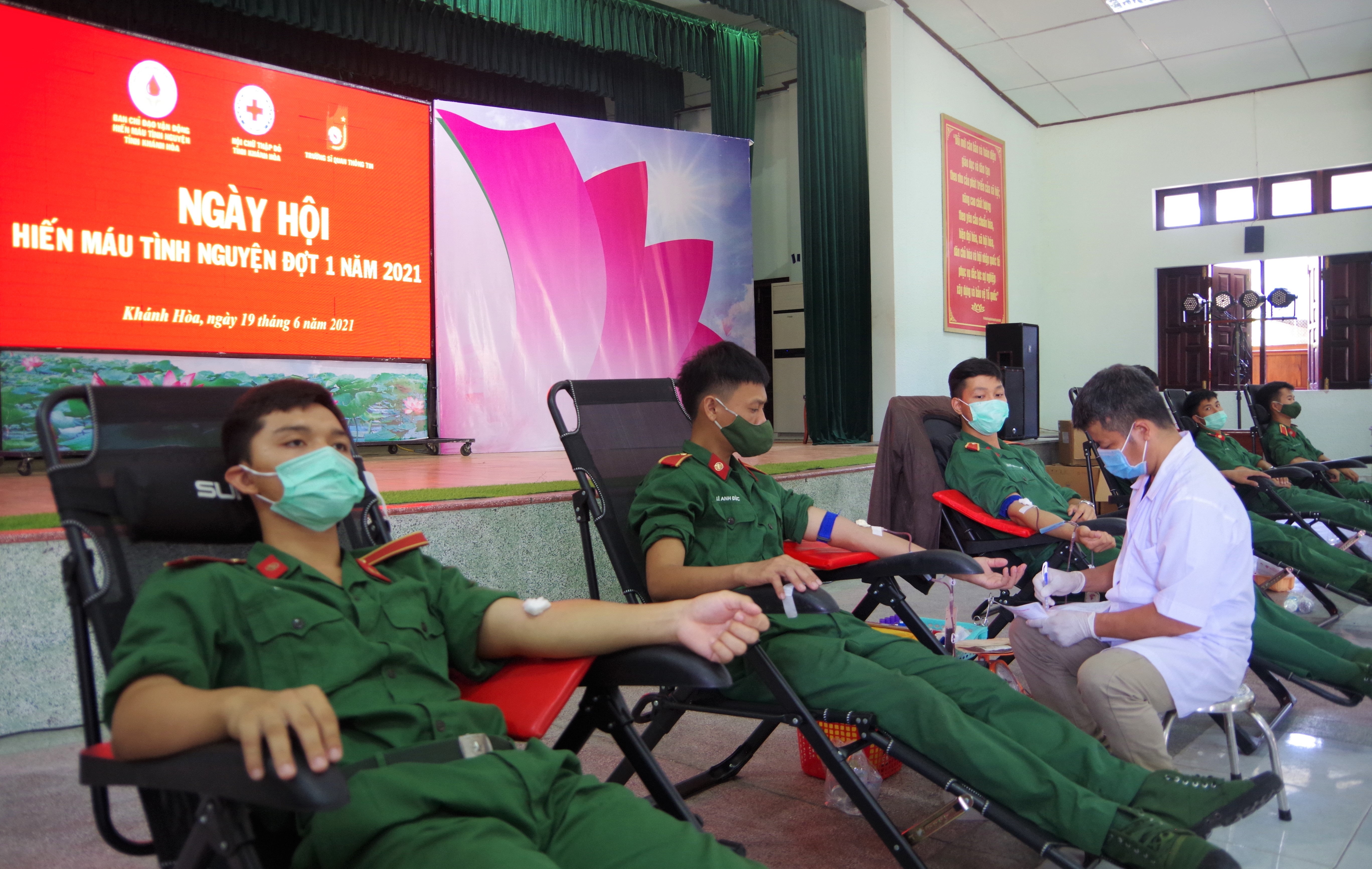Ngày hội hiến máu tình nguyện ở Trường Sĩ quan Thông tin