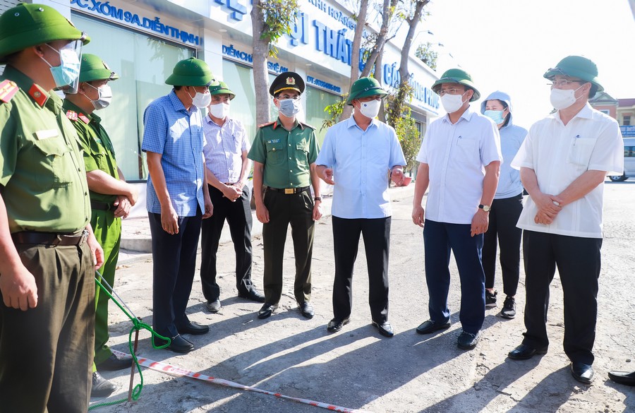 Bí thư Tỉnh uỷ Nghệ An kiểm tra, động viên các lực lượng làm nhiệm vụ phòng, chống dịch COVID -19