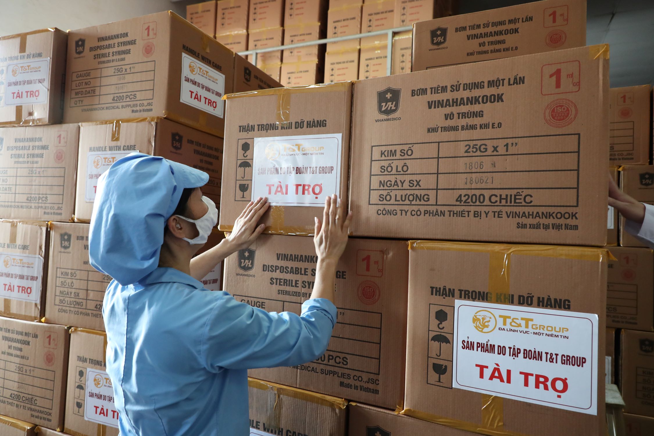 T T Group “tiếp sức” 500 000 bộ bơm tiêm vắc-xin COVID-19 cho TP HCM