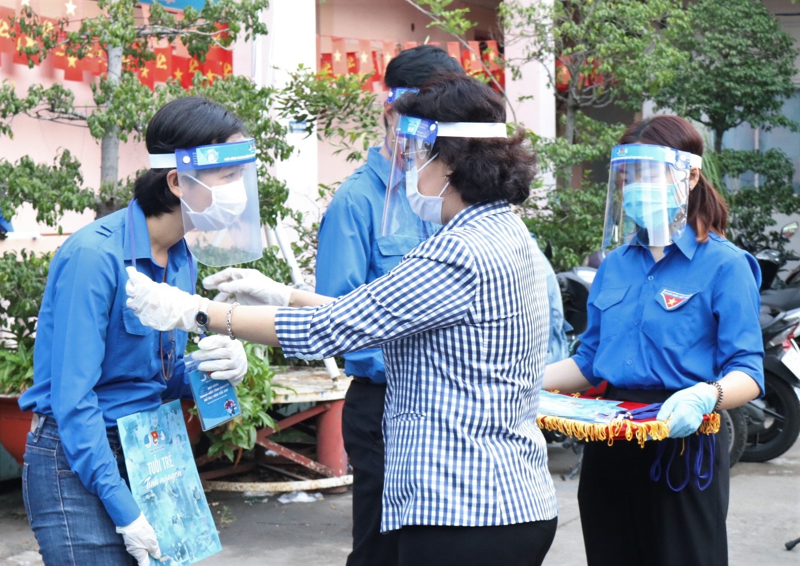 TP Hồ Chí Minh 4 000 tình nguyện viên hỗ trợ công tác tiêm vắc xin
